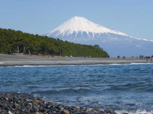 The coast beneath Mount Fuji