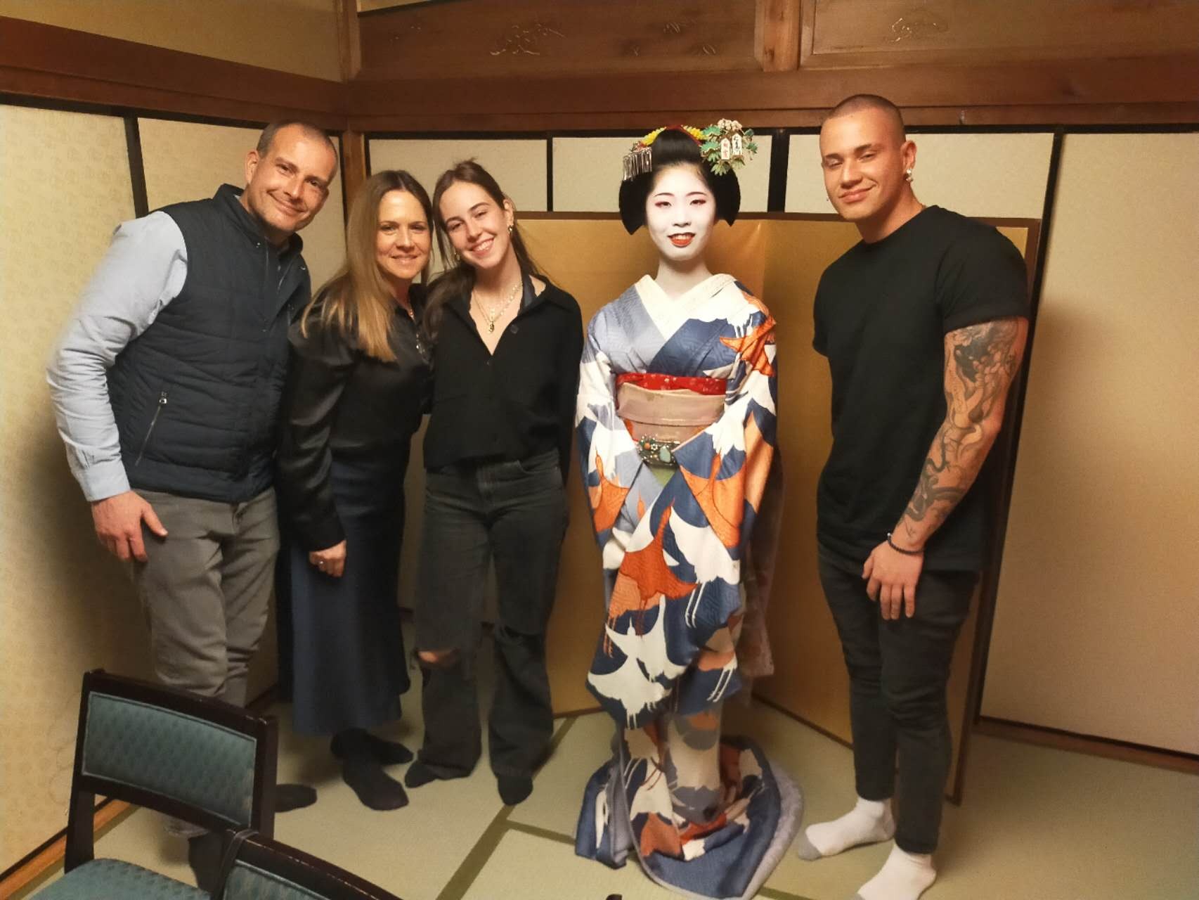 Guests meeting a performer in traditional Japanese dress